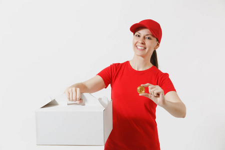 妇女在红色帽子, t恤给食物顺序蛋糕盒在白色背景被隔绝。女信使拿着甜点在无标记的纸板盒, 比特币, 金色硬币。送货服务理念