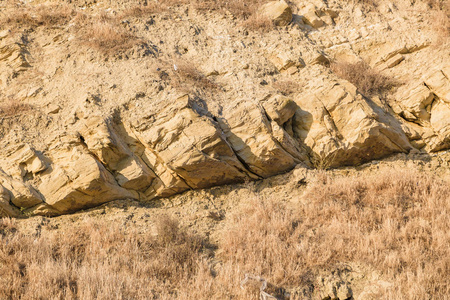 岩石裸露的品种在悬崖上, 岩石附近的海