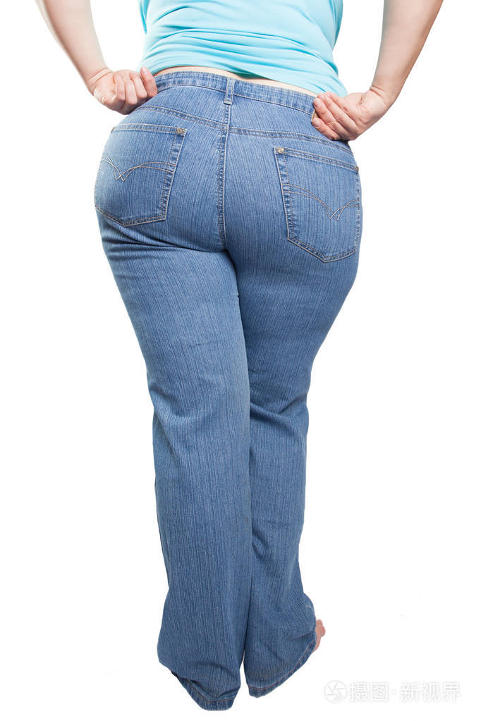 穿着蓝色牛仔裤的女人,从胖到胖