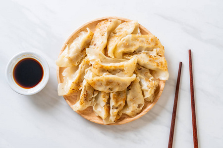 日本饺子或饺子小吃配酱油