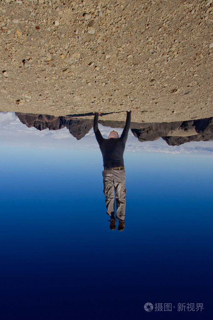 年轻男子倒推着世界