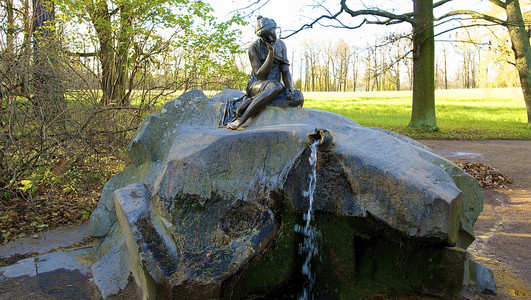 fontain 与一个女孩的一座纪念碑
