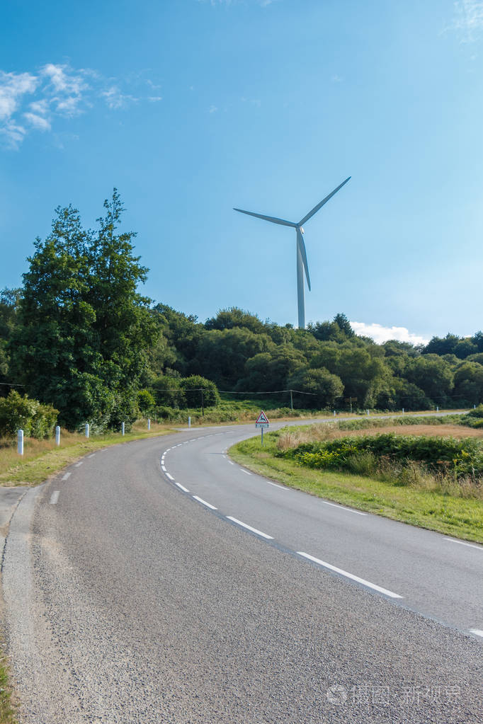 在布列塔尼郊区的道路在一个晴朗的日子里