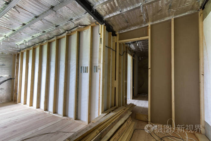 房间在建筑和翻新用银色铝箔在墙壁和天花板, 橡木地板和木木结构为未来隔断墙壁。专业改造与保温理念