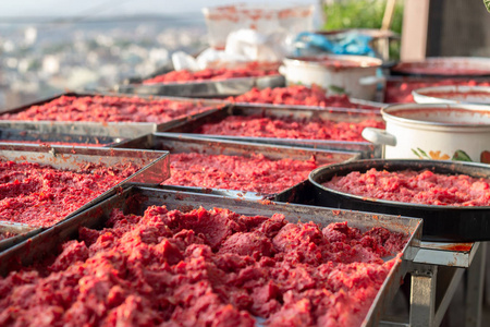 关闭传统手工制作的番茄糊板, 在露天的过程中拍摄。照片已在土耳其伊兹密尔拍摄