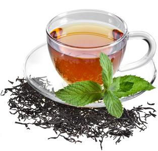 玻璃杯子茶和薄荷叶,在白色背景上孤立照片