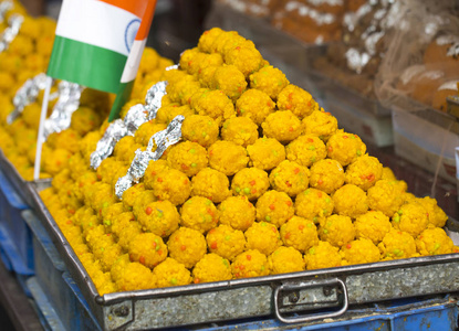 一群印度甜 Bundi Laddu 也知道 laddoo, ladoo, laddo 是在印度节日流行的球形糖果。