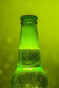 绿色散景绿色啤酒瓶背景