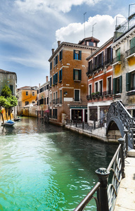 威尼斯被位于整个一群岛屿已分离的运河和联系的桥梁。吊船是个传统的 平底的威尼斯人划艇