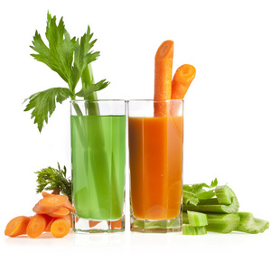 胡萝卜在博览会在白色背景上孤立的芹菜和胡萝卜汁照片