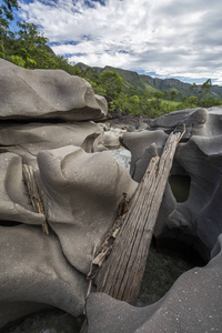 美丽的岩石风景与刻河在淡水河谷 da Lua 月亮谷, Chapada dos Veadeiros, 戈亚斯州, 巴西中部