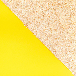 创意平躺概念燕麦片的健康和素食有机食品早餐在明亮的黄色纸张背景与复制空间最小样式, 方形模板