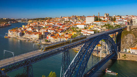 在葡萄牙的杜罗河河 波尔图 和 Ribeira 的古城波尔图全景。世界旅行观光和旅游概念