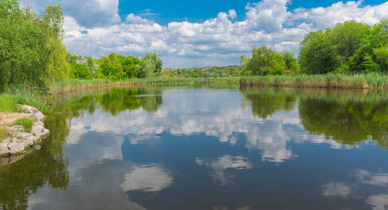 在春季 Dnipro 城市附近的乌克兰景观与小河流苏拉