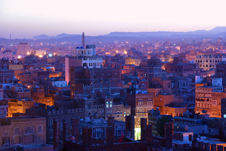 也门首都。黎明时分从屋顶看旧城