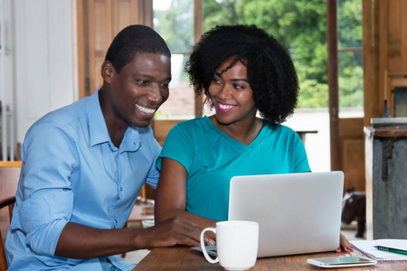 非洲裔美国人爱情侣在网上购物