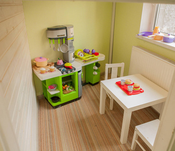儿童房内的绿色婴儿复古厨房。儿童房