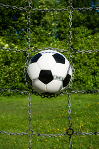 足球在目标与链子和绿色自然背景