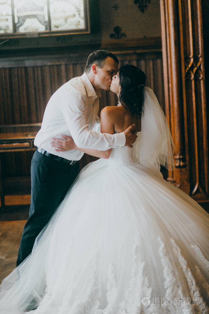 快乐年轻的一对新婚夫妇接吻照片-正版商用图片05ft72-摄图新视界