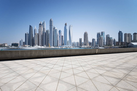 空地与现代城市天际照片