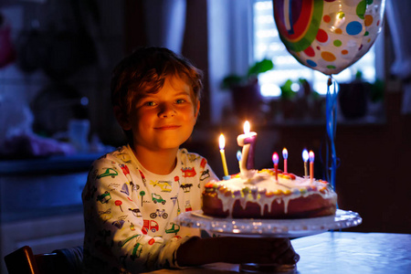 可爱的快乐金发小男孩庆祝他的7生日