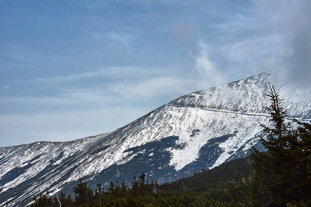 白雪覆盖的山边坡在巨山，波兰