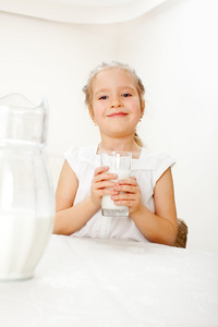 玻璃壶牛奶的孩子