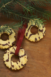 装饰和冷杉分支的圣诞饼干