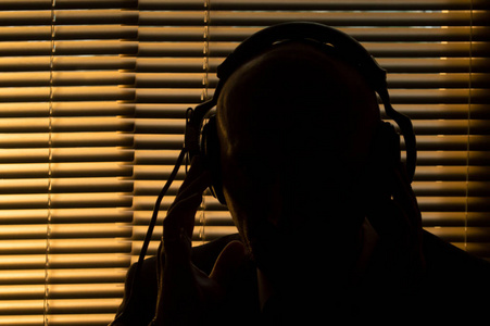 从他的汽车的目标玻璃摄像头监视卧底特工的后视图两名特工间谍商人卖