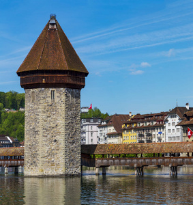 教堂桥梁著名地方在湖 luzern 与蓝色天空和古董大厦在 luzern, 瑞士, 欧洲