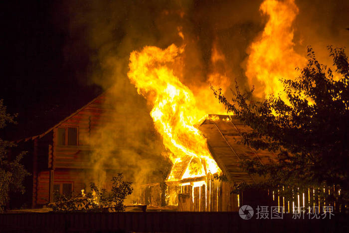 晚上烧木房子.