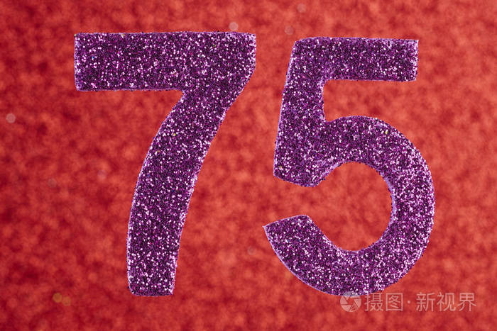 在红色背景上的七十五号紫色颜色。周年。生日