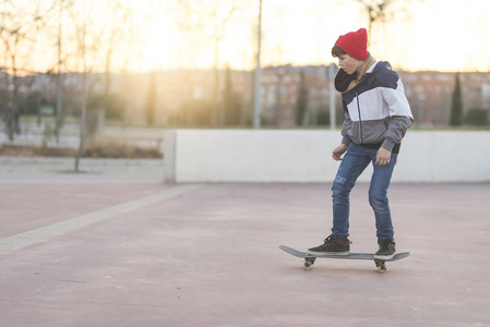 少年在日出城练习滑板