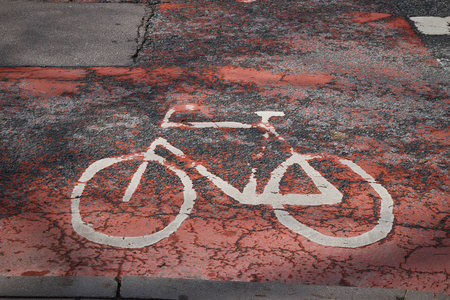 红色沥青上的白色自行车标志