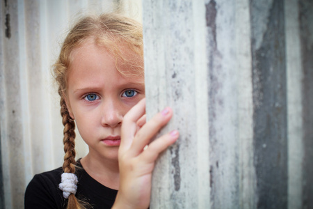 悲伤小女孩图片