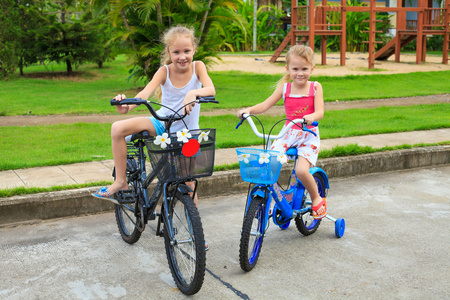 在自行车上的两个快乐的孩子
