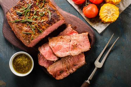 猪里脊扒烤牛肉切板扒菜照片
