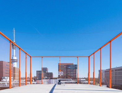 篮球游乐场公寓楼屋顶上的篮球游乐场照片