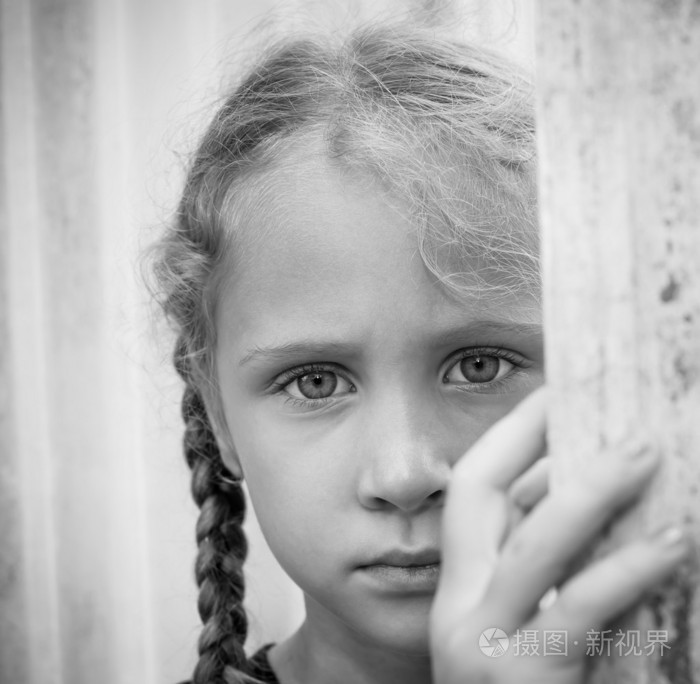 悲伤的小女孩在背景墙上的