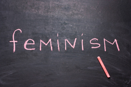 女权主义这个词是用粉笔写在黑板上的。平等的概念