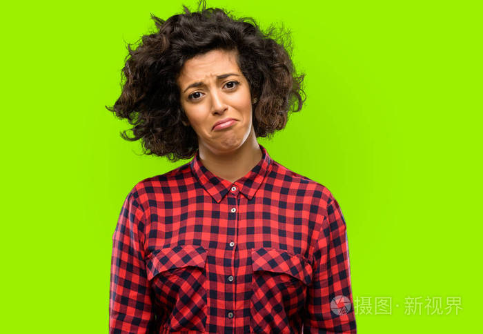 美丽的阿拉伯妇女悲伤和不安的表情, 不高兴