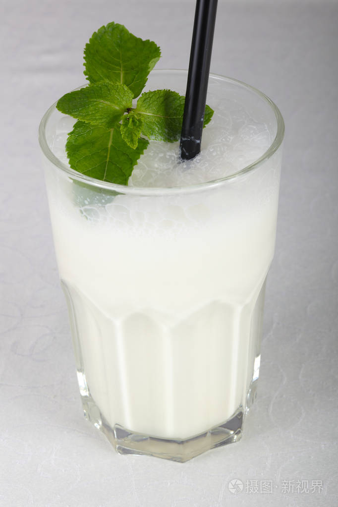 牛奶与薄荷鸡尾酒