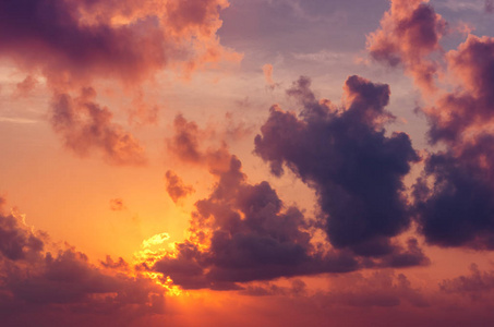 热带日落或日出与云彩, 轻的光和其他大气作用