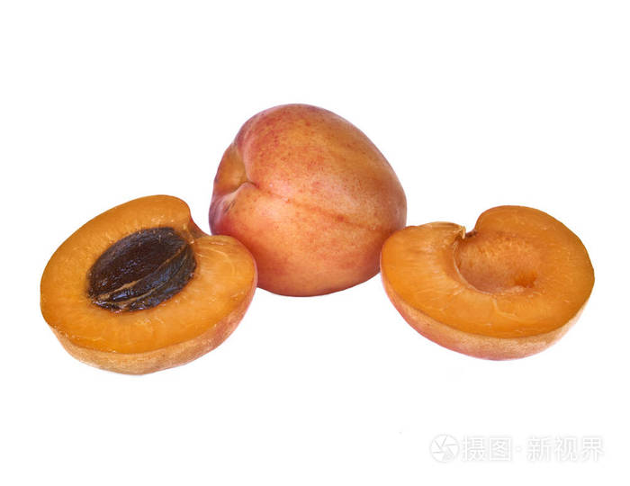 新鲜可口的杏果在白色背景下分离