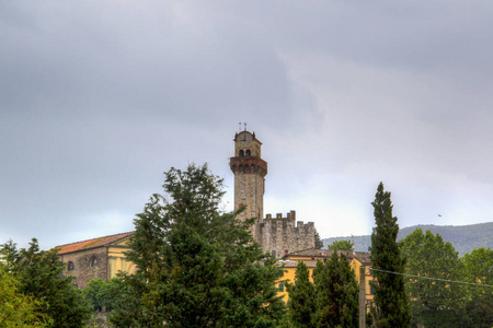 意大利堡垒卡斯特罗 di Nozzano 的看法守卫托斯卡纳城市卢卡和比萨地区之间的边界