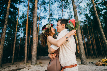 森林里快乐美丽的年轻夫妇