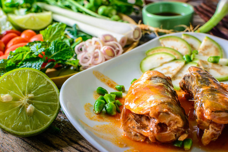 鱼和番茄酱, 蔬菜和草药在桌子上的菜。百胜鲭鱼, 泰国菜风格