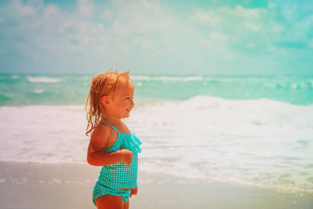 可爱的小女孩在海边度假