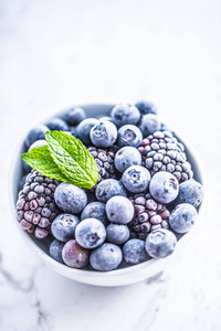 近距离冷冻蓝莓和黑莓薄荷叶图片