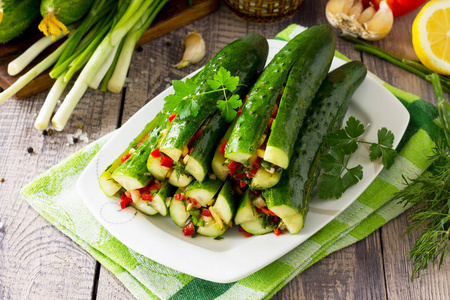 韩国传统食品泡菜 黄瓜。厨房木桌用蔬菜馅 甜椒大蒜洋葱青菜西红柿糊 腌制黄瓜